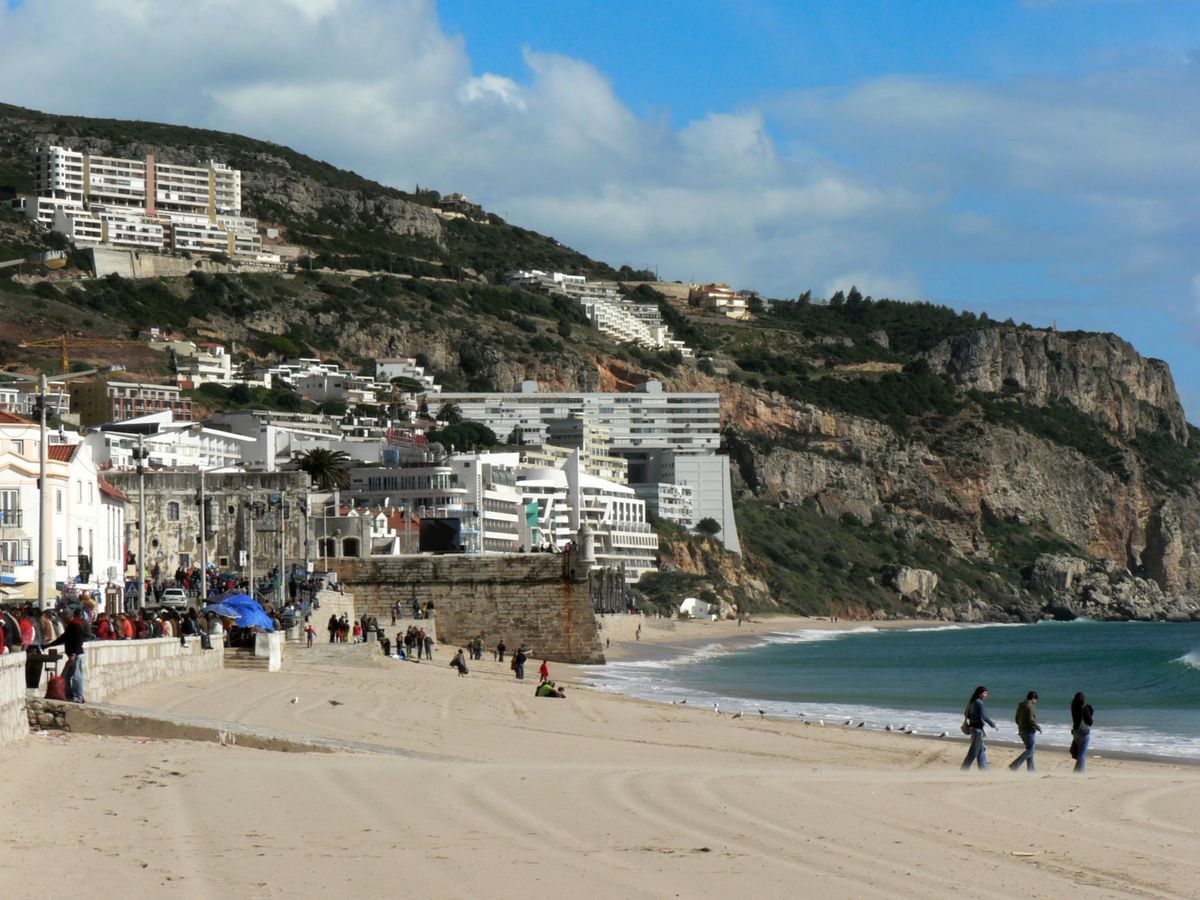 Vista geral de Sesimbra, com a vila, a praia e a fortaleza